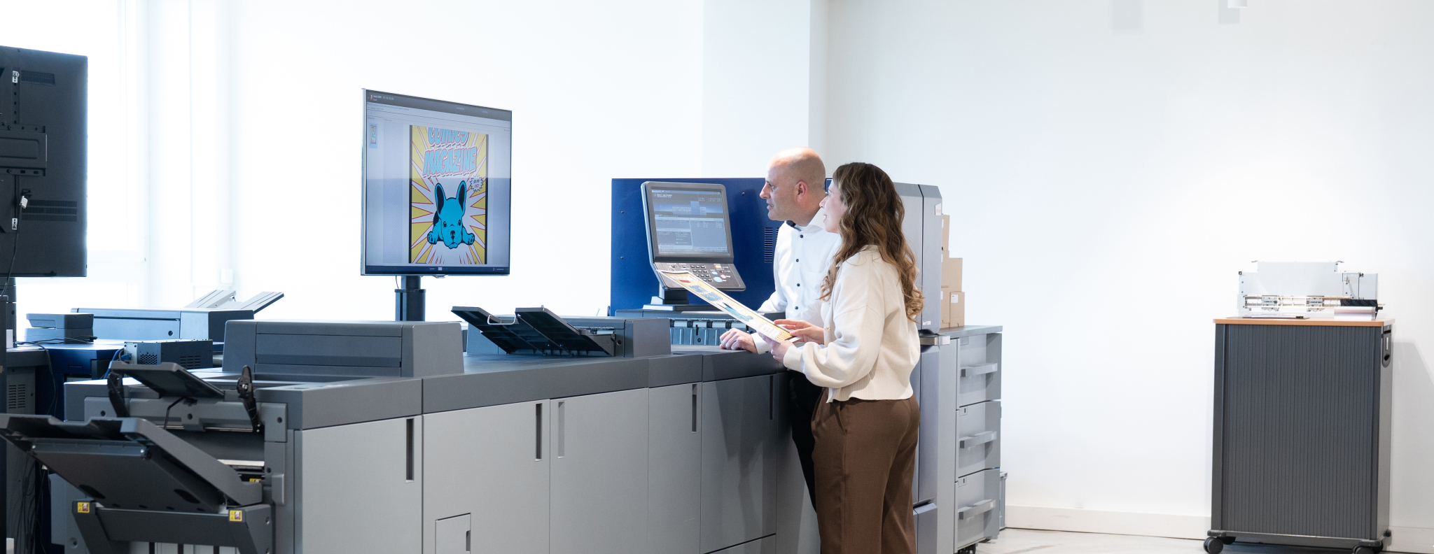 zwei Personen an der Druckmaschine