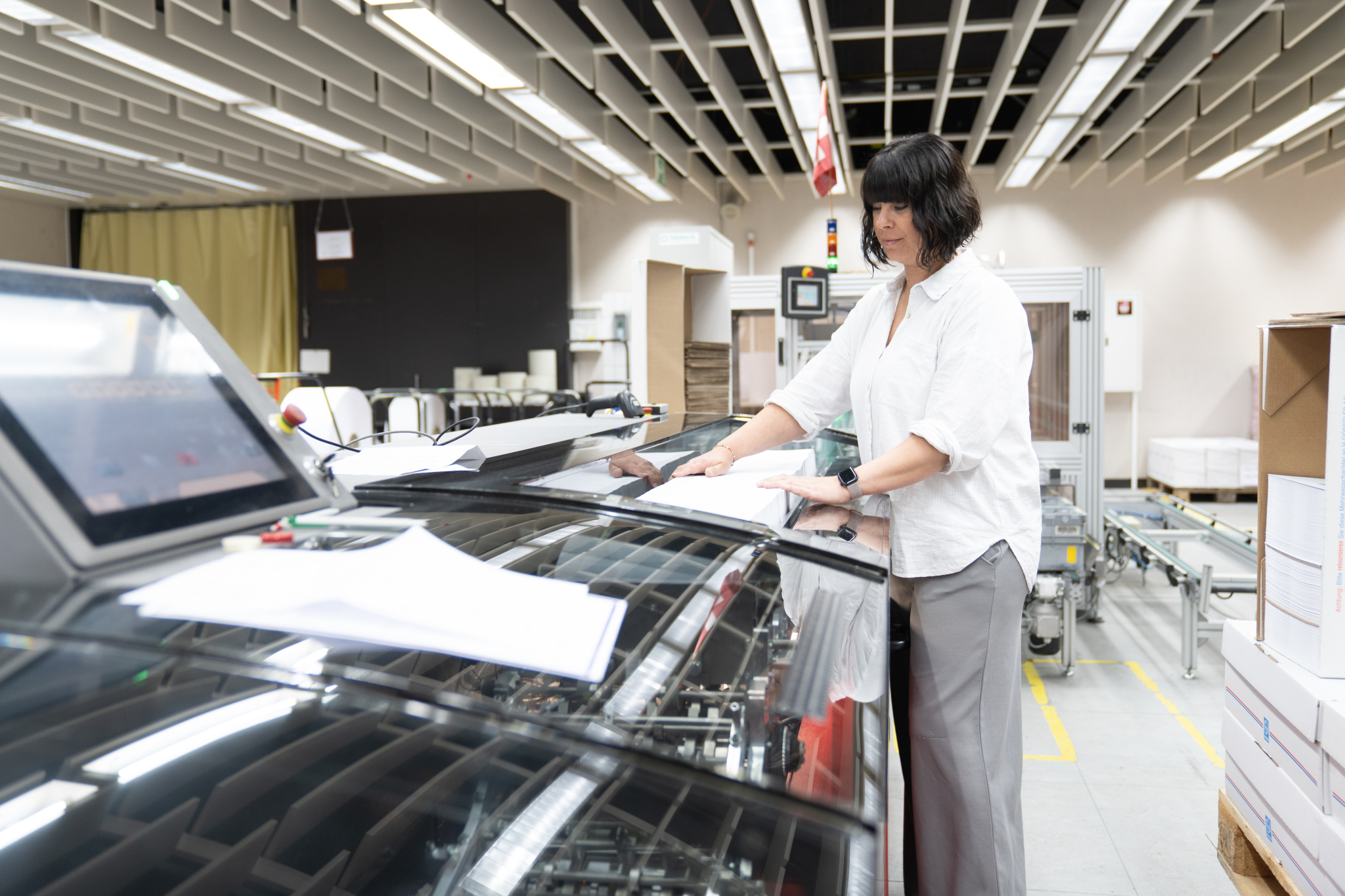 Frau an Druckmaschine