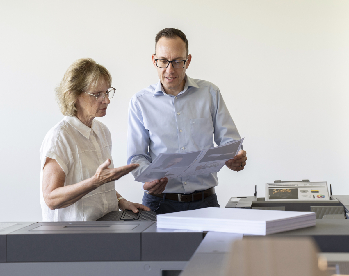 Frau und Mann am Diskutieren