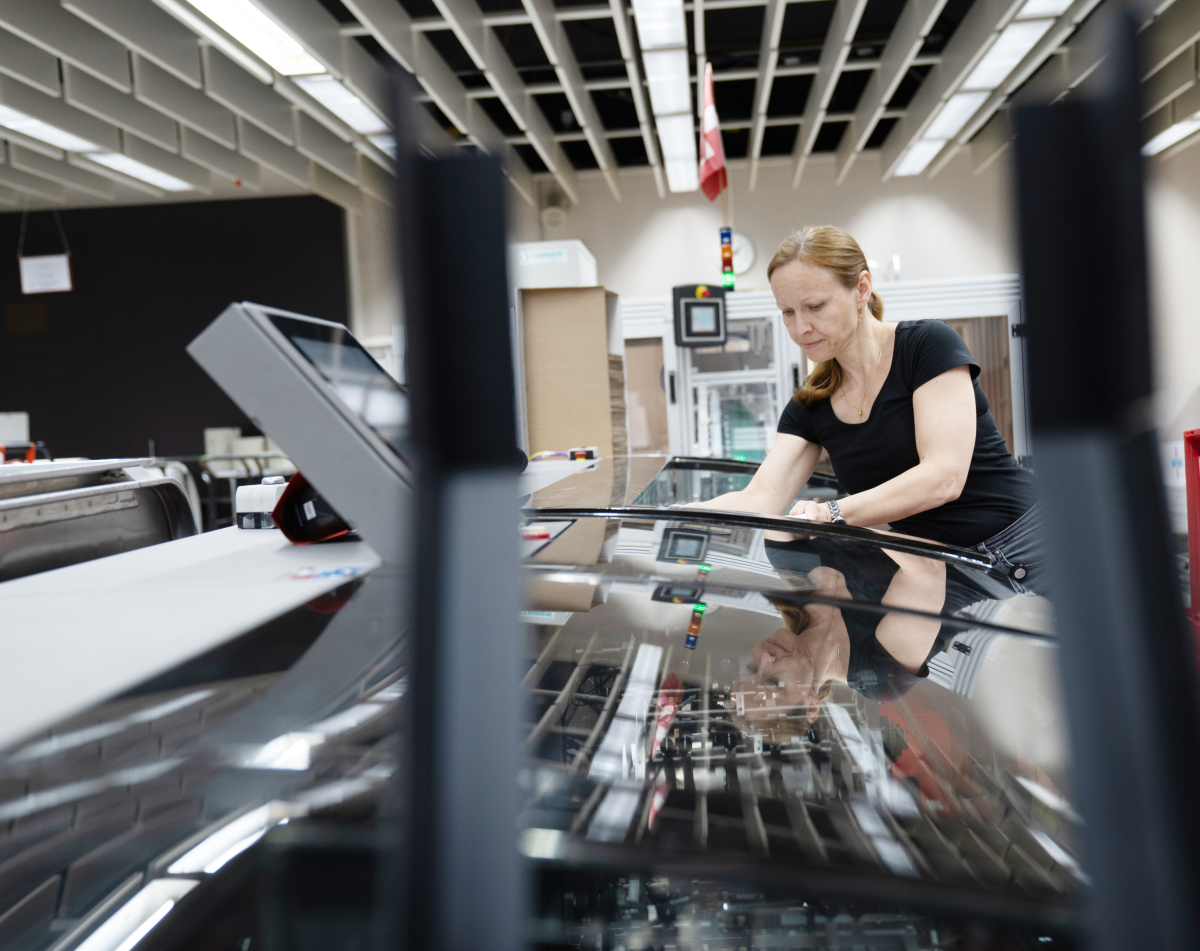 Frau an der Druckmaschine