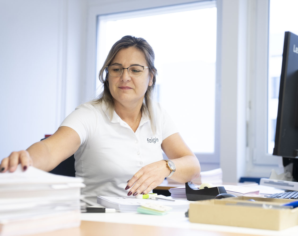 Frau digitalisiert Papier