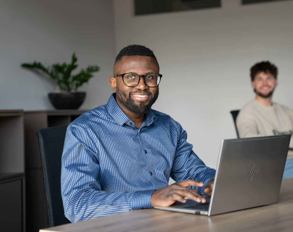 Mann am Laptop im Büro