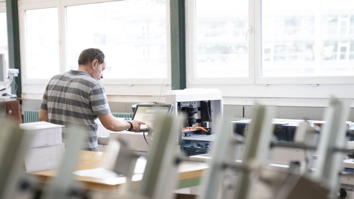 Mann an der Druckmaschine