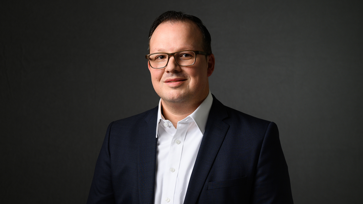 Mann steht: Adrian Kramer